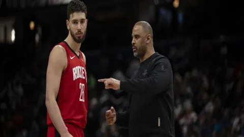 “52岁WWE顶级巨星Triple H，重现巨石Dwayne罗斯的摇滚魅力。”