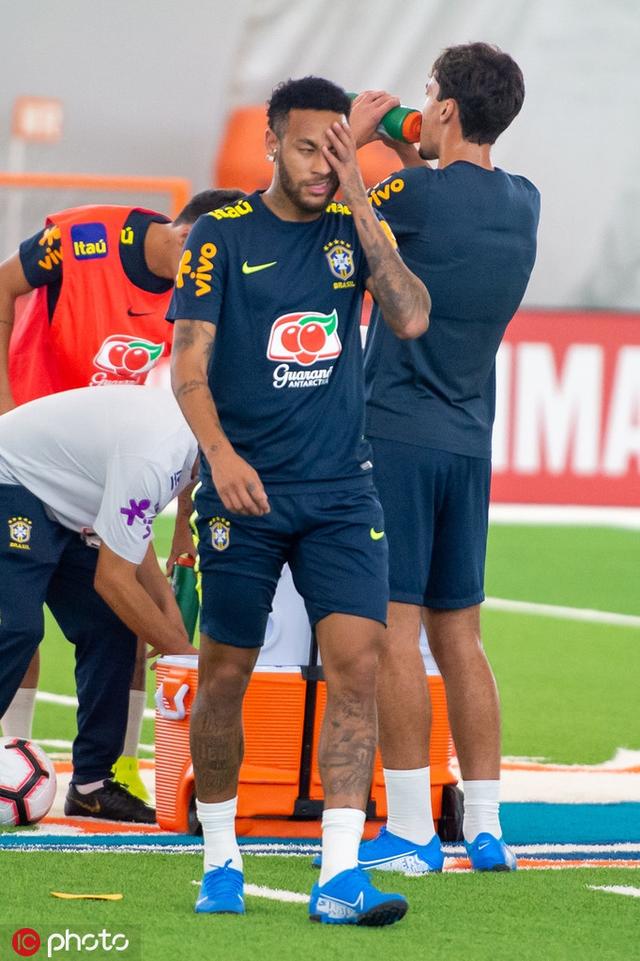 “意甲豪门国米瞄准曼联中场梅努，转会成本与薪资过高恐超预算限制”